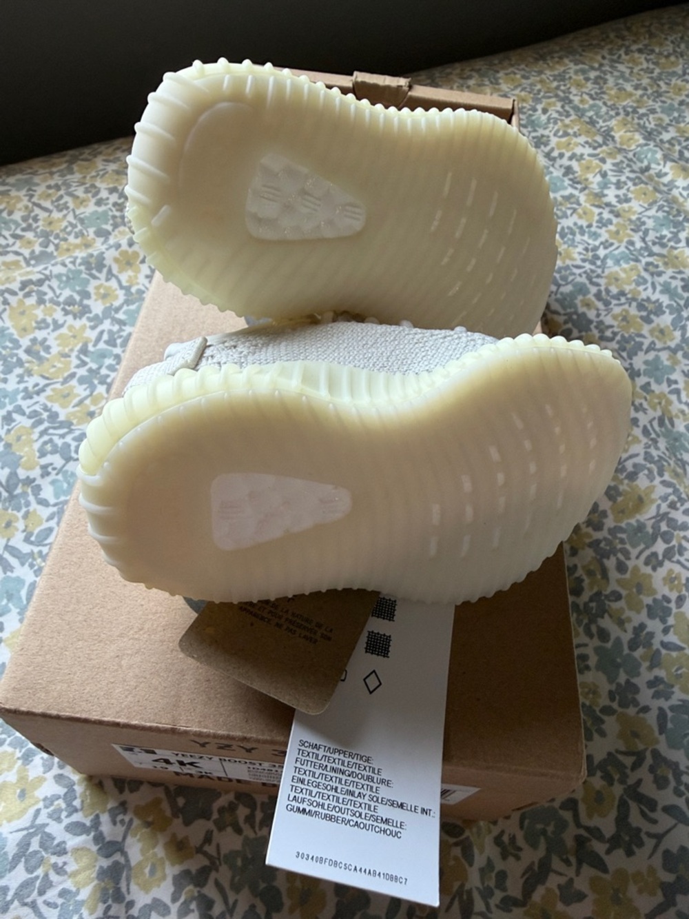 Yeezy Adidas Infant YZY 350 V2 Sneakers in Bone size 4k - Picture 3 of 5